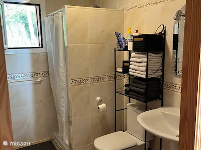 Location de Vacances Espagne, Costa de Valencia, Barx, villa - Casa Luna Salle de bain au 1er étage avec douche, WC et lavabo.