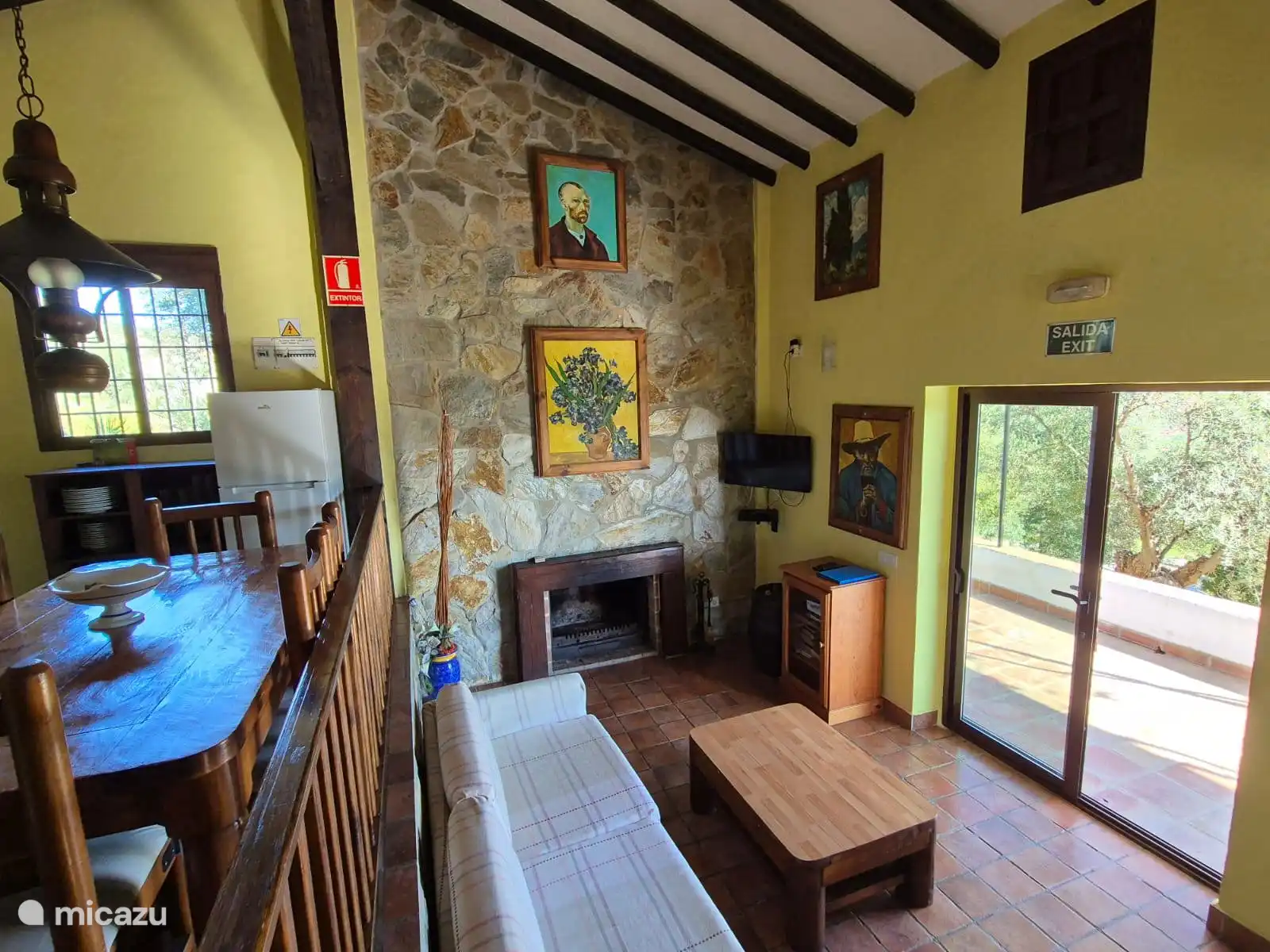 Chimenea y sala de estar