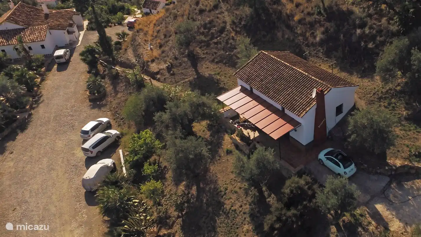 Casa con parking privado, porche privado y privacidad.