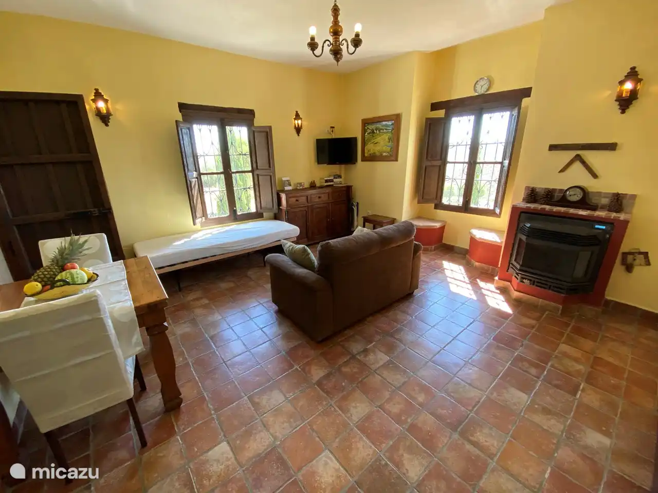 Apartamento en planta baja con amplio salón y jardín de invierno.