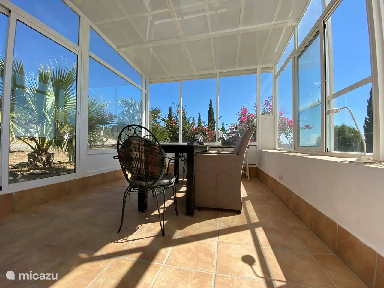 Hermoso invernadero con vistas.