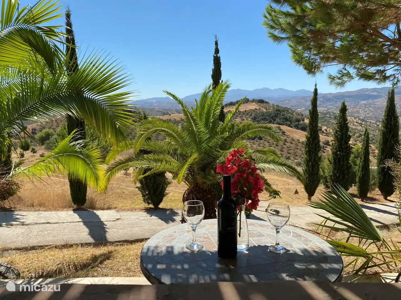 Parking propio y porche privado con impresionantes vistas.