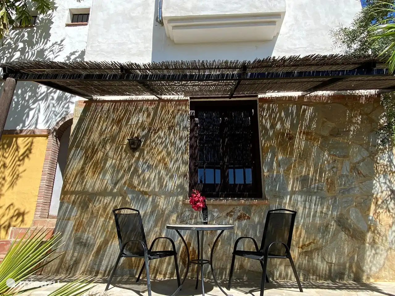 Porche propio y aparcamiento.