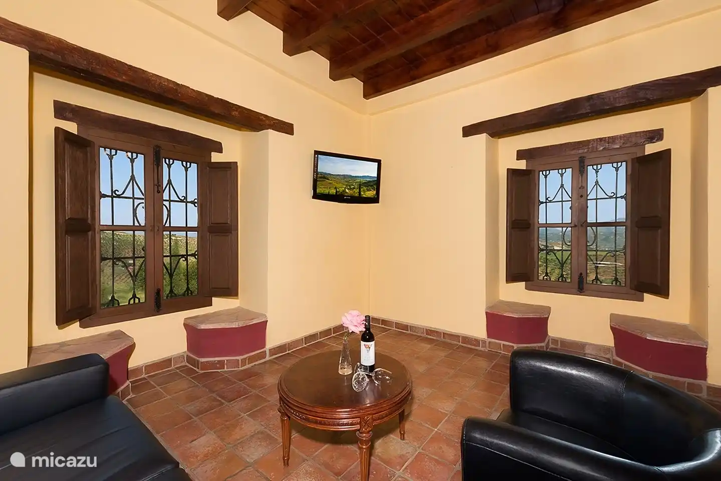 Amplio salón de 5 x 5 metros.