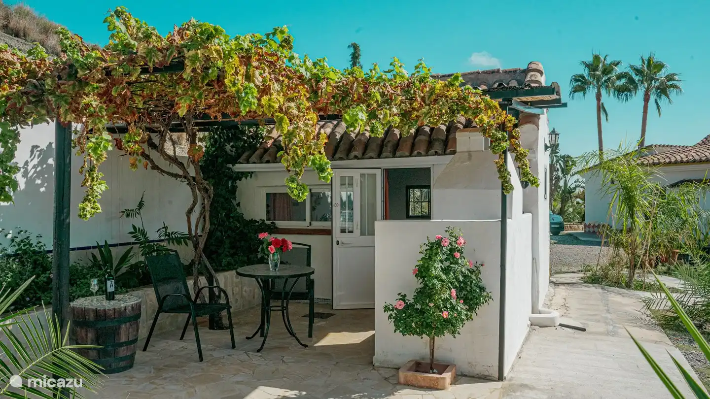 casa pequeña , Alozaina, Andalucía, España - Casa 12 m2 cocina exterior y terraza.