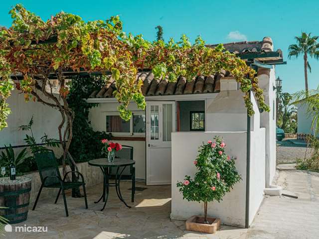 Casa vacacional España, Andalucía, Tolox – tiny house Casa 12 m2 cocina exterior y terraza.