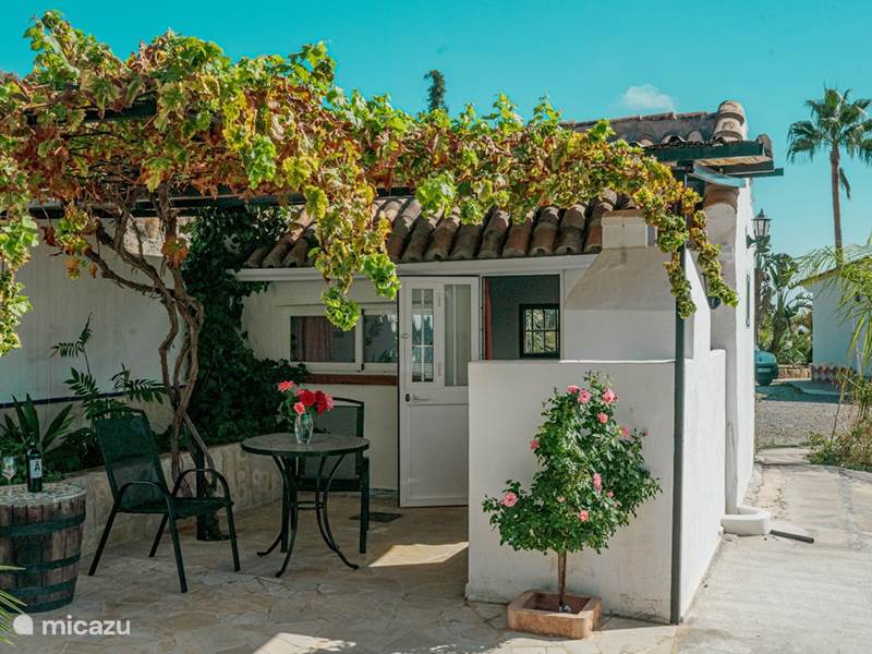 Vakantiehuis Spanje, Andalusië, Tolox Tiny House Huisje 12 m2 buitenkeuken en terras