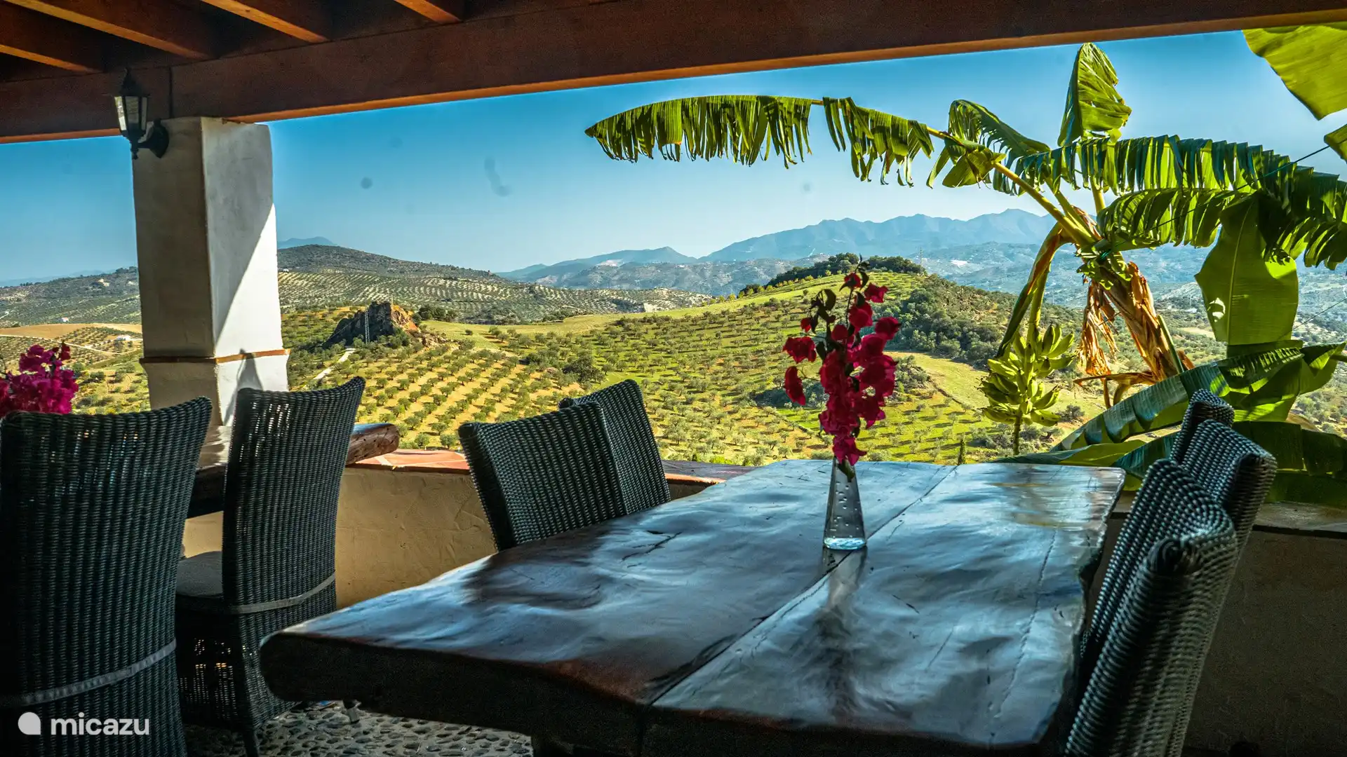 También hay restaurante en Finca el Moralejo, fuera de temporada de invierno puedes comer con nosotros previa reserva en un lugar idílico con vistas espectaculares. Tienes tu propia cocina, ¡todo es libertad!