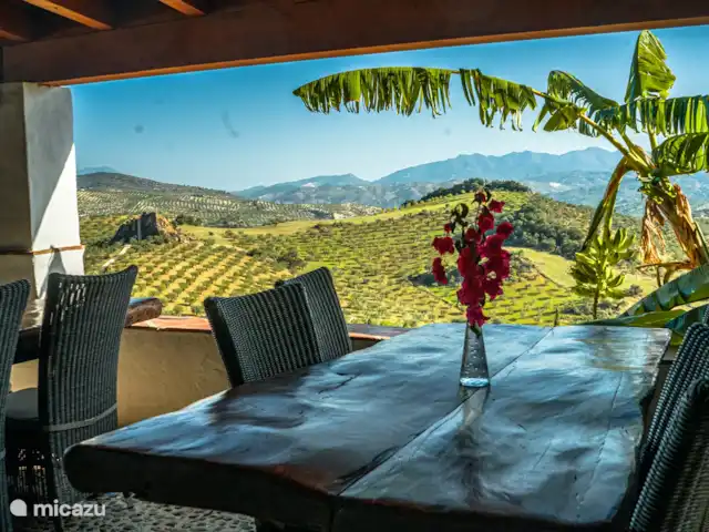 tiny house huren in Spanje, Andalusië, Tolox – Huisje 12 m2 buitenkeuken en terras Er is ook een eetgelegenheid op Finca el Moralejo, buiten het winterseizoen kunt U op reservering op een idyllische plek met spectaculair uitzicht bij ons eten. U heeft u eiegen keuken, alles is vrijheid !