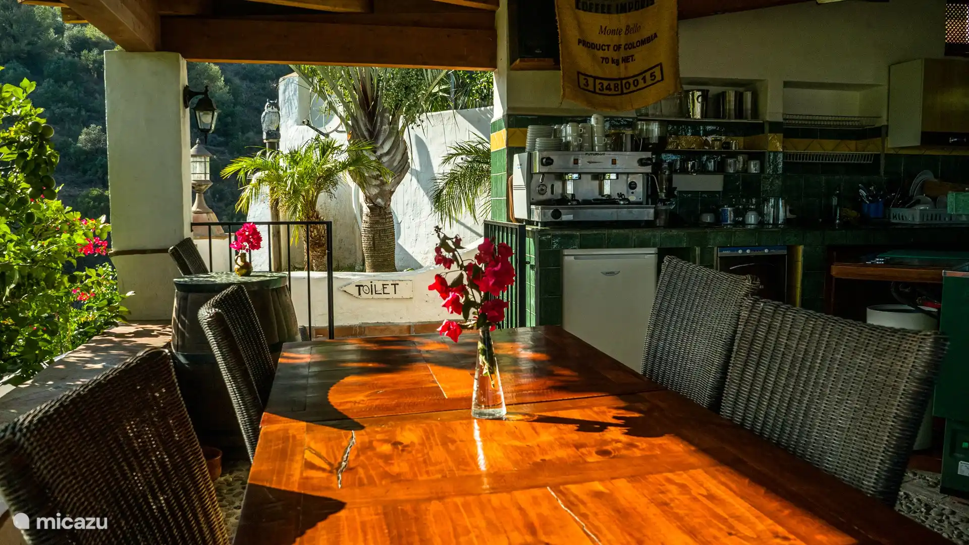 También hay restaurante en Finca el Moralejo, fuera de temporada de invierno puedes comer con nosotros previa reserva en un lugar idílico con vistas espectaculares. Tienes tu propia cocina, ¡todo es libertad!