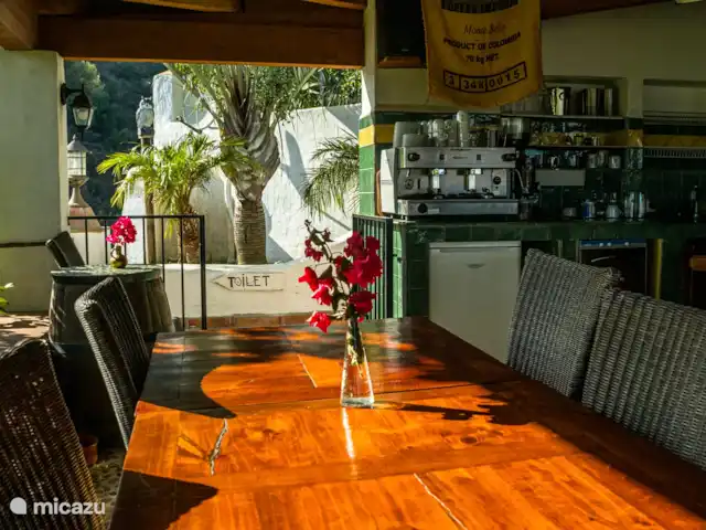 tiny house huren in Spanje, Andalusië, Tolox – Huisje 12 m2 buitenkeuken en terras Er is ook een eetgelegenheid op Finca el Moralejo, buiten het winterseizoen kunt U op reservering op een idyllische plek met spectaculair uitzicht bij ons eten. U heeft u eiegen keuken, alles is vrijheid !