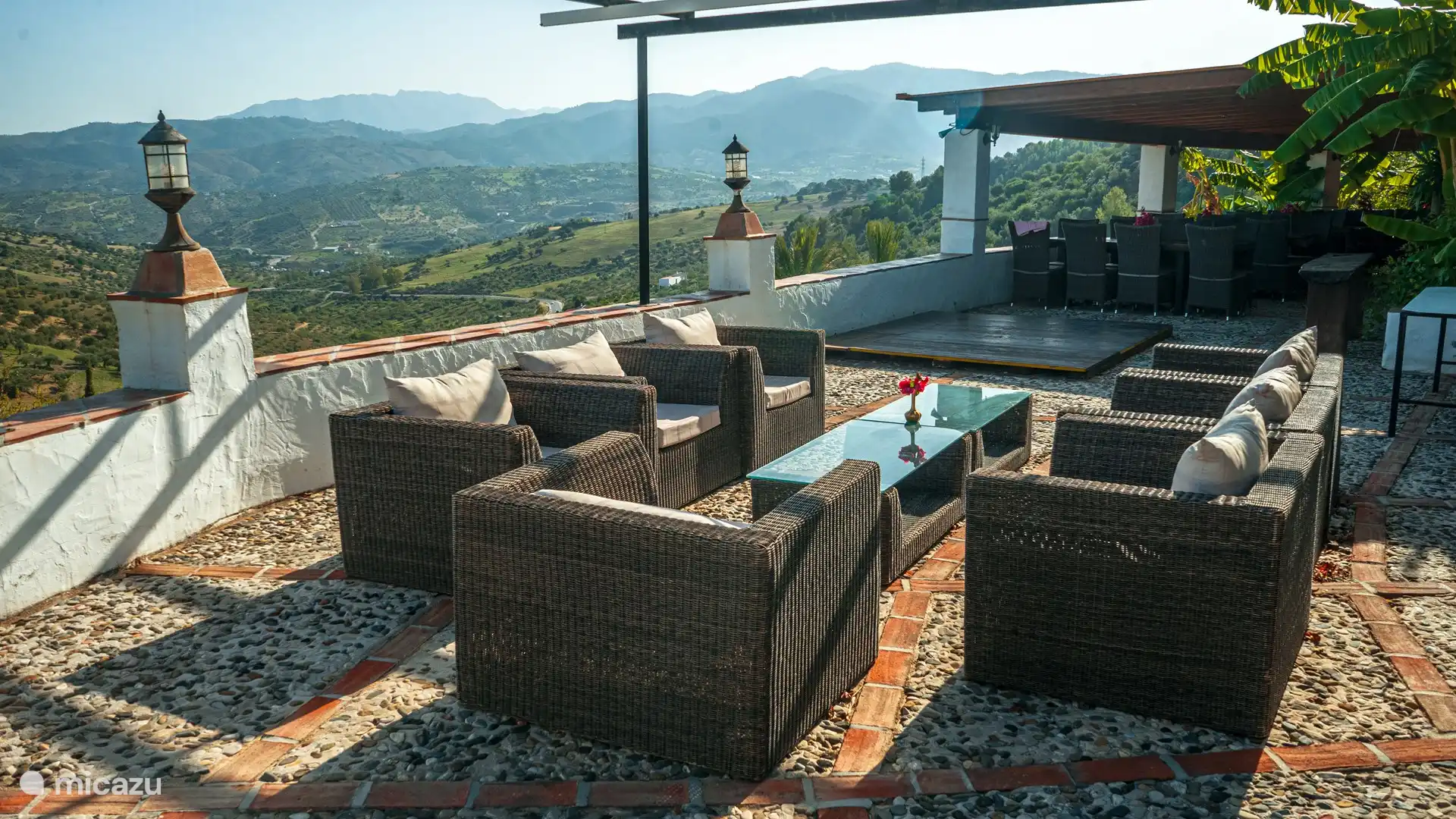 También hay restaurante en Finca el Moralejo, fuera de temporada de invierno puedes comer con nosotros previa reserva en un lugar idílico con vistas espectaculares. Tienes tu propia cocina, ¡todo es libertad!