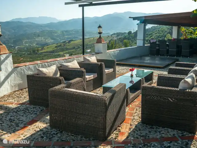 tiny house huren in Spanje, Andalusië, Tolox – Huisje 12 m2 buitenkeuken en terras Er is ook een eetgelegenheid op Finca el Moralejo, buiten het winterseizoen kunt U op reservering op een idyllische plek met spectaculair uitzicht bij ons eten. U heeft u eiegen keuken, alles is vrijheid !