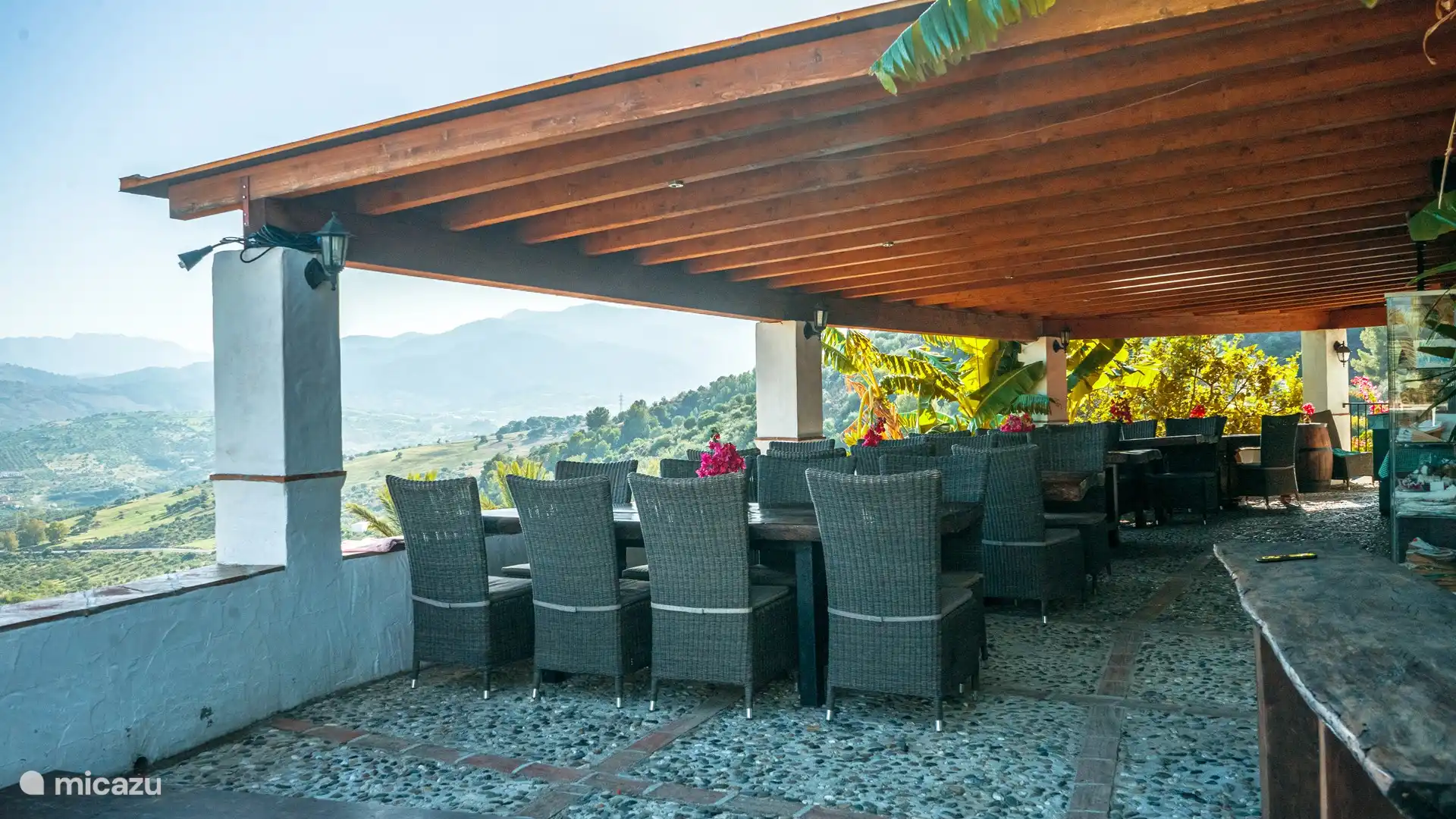 También hay restaurante en Finca el Moralejo, fuera de temporada de invierno puedes comer con nosotros previa reserva en un lugar idílico con vistas espectaculares. Tienes tu propia cocina, ¡todo es libertad!