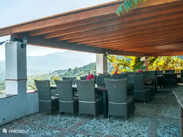 tiny house huren in Spanje, Andalusië, Tolox – Huisje 12 m2 buitenkeuken en terras Er is ook een eetgelegenheid op Finca el Moralejo, buiten het winterseizoen kunt U op reservering op een idyllische plek met spectaculair uitzicht bij ons eten. U heeft u eiegen keuken, alles is vrijheid !