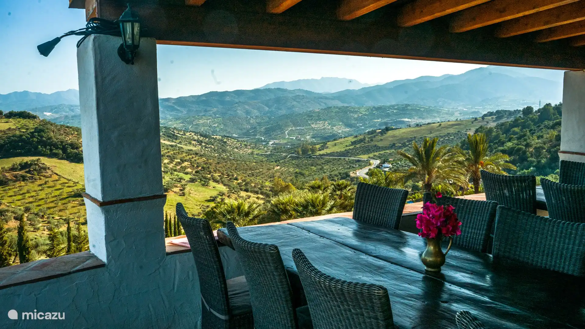 También hay restaurante en Finca el Moralejo, fuera de temporada de invierno puedes comer con nosotros previa reserva en un lugar idílico con vistas espectaculares. Tienes tu propia cocina, ¡todo es libertad!