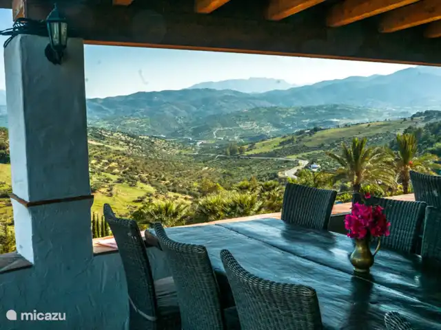 tiny house huren in Spanje, Andalusië, Tolox – Huisje 12 m2 buitenkeuken en terras Er is ook een eetgelegenheid op Finca el Moralejo, buiten het winterseizoen kunt U op reservering op een idyllische plek met spectaculair uitzicht bij ons eten. U heeft u eiegen keuken, alles is vrijheid !