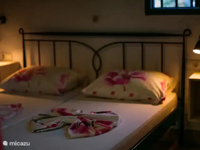 tiny house huren in Spanje, Andalusië, Tolox – Huisje 12 m2 buitenkeuken en terras Slaapkamer