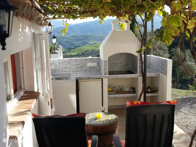 tiny house huren in Spanje, Andalusië, Tolox – Huisje 12 m2 buitenkeuken en terras Buitenkeuken