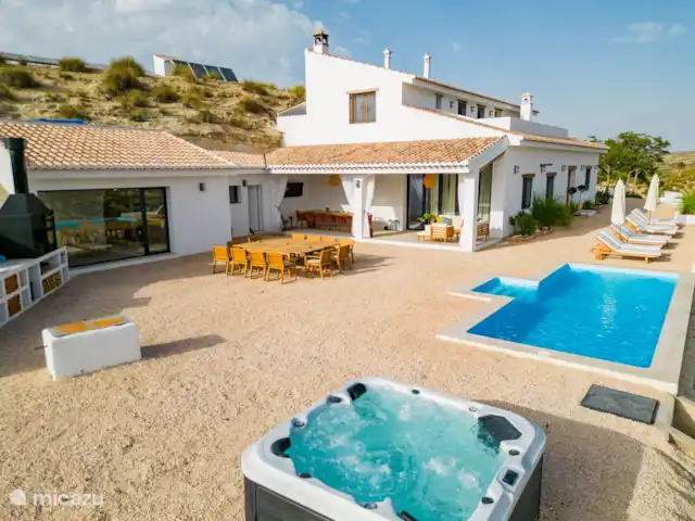Casa Lua Galera | Espagne, Andalousie, Huescar - villa La terrasse avec piscine chauffée, jacuzzi, transats, tables à manger et cuisine extérieure.