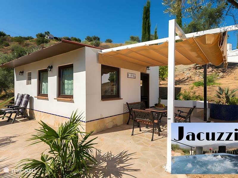 Vakantiehuis Spanje, Andalusië, Tolox Bungalow Privé bungalow met jacuzzi op park.