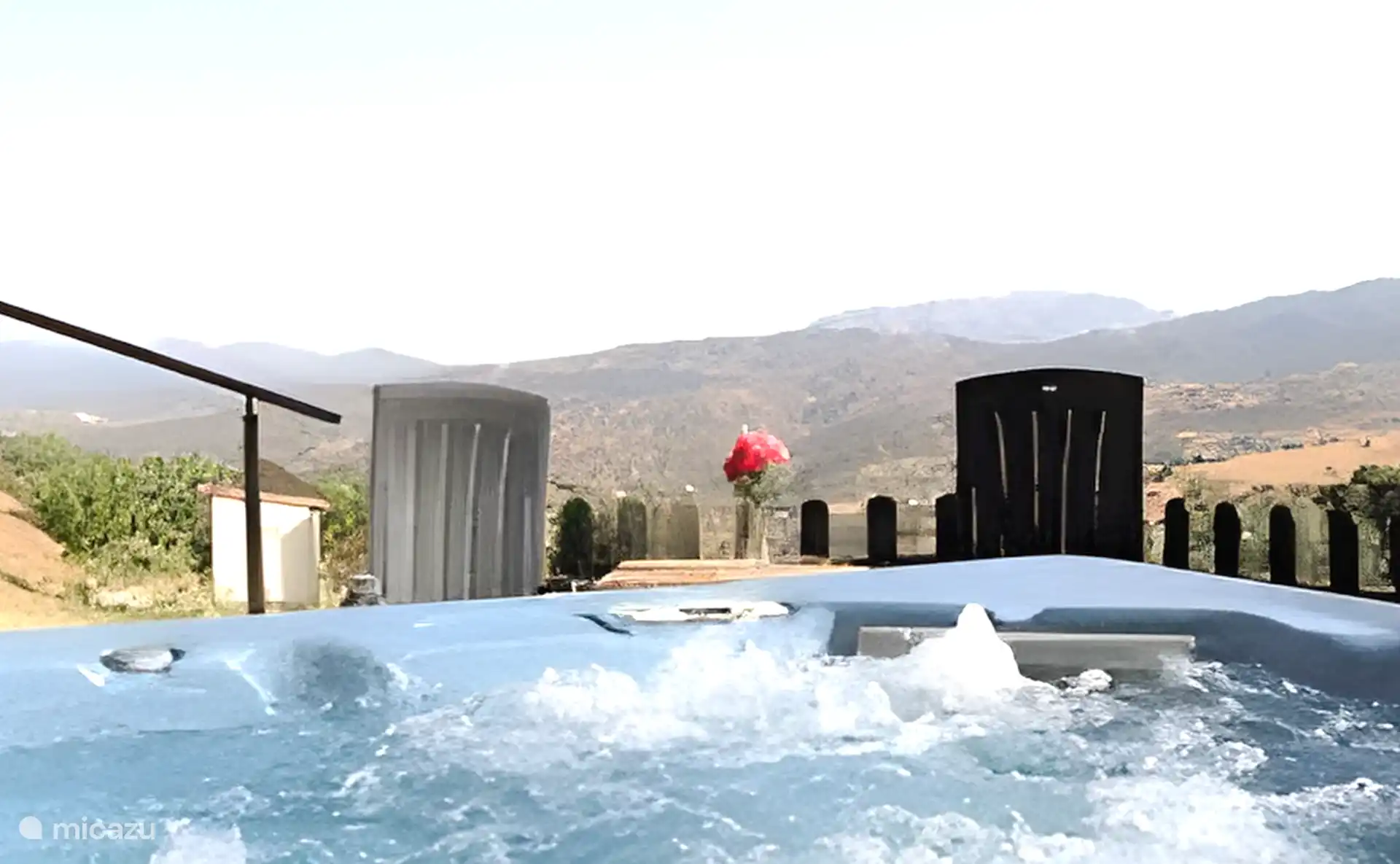 El agua se cambiará y se limpiará durante su estancia, esto está incluido en su reserva, una posible 2ª limpieza cuesta 50 euros.