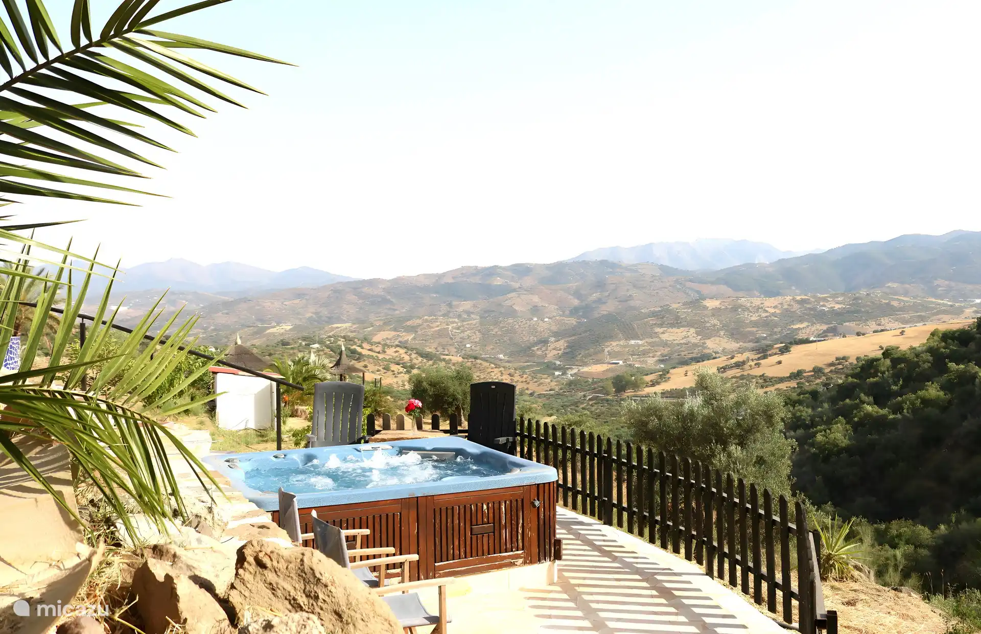 El agua se cambiará y se limpiará durante su estancia, esto está incluido en su reserva, una posible 2ª limpieza cuesta 50 euros.