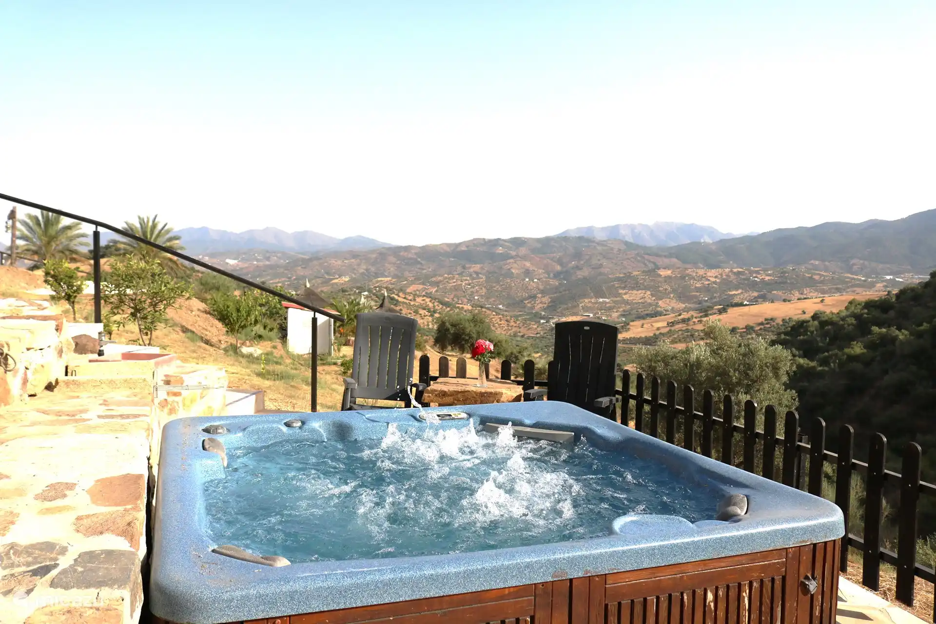 El agua se cambiará y se limpiará durante su estancia, esto está incluido en su reserva, una posible 2ª limpieza cuesta 50 euros.