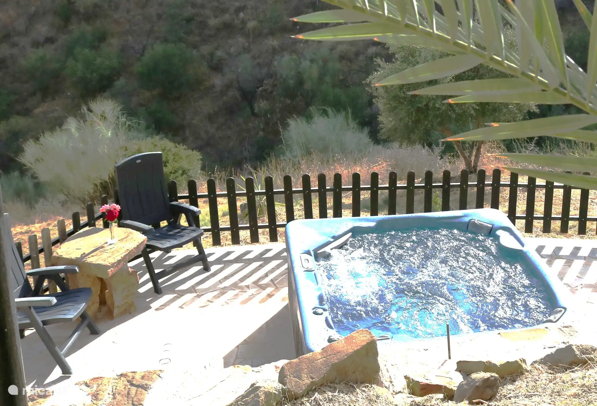 El agua se cambiará y se limpiará durante su estancia, esto está incluido en su reserva, una posible 2ª limpieza cuesta 50 euros.