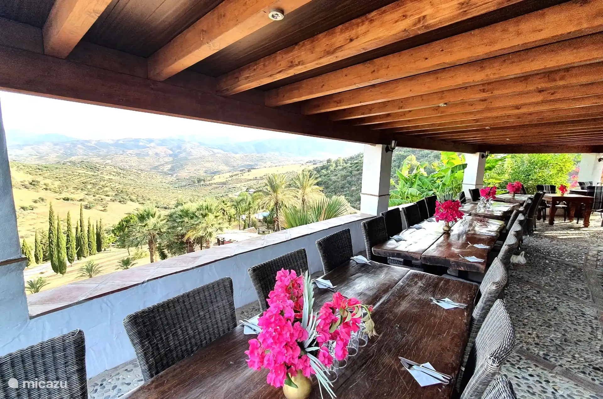 Con reserva cocinamos para nuestros huéspedes, normalmente en temporada, pero también bajo petición en invierno en nuestro restaurante interior. También divertidas noches temáticas. La terraza de la barbacoa tiene unas vistas espectaculares de la Costa del Sol