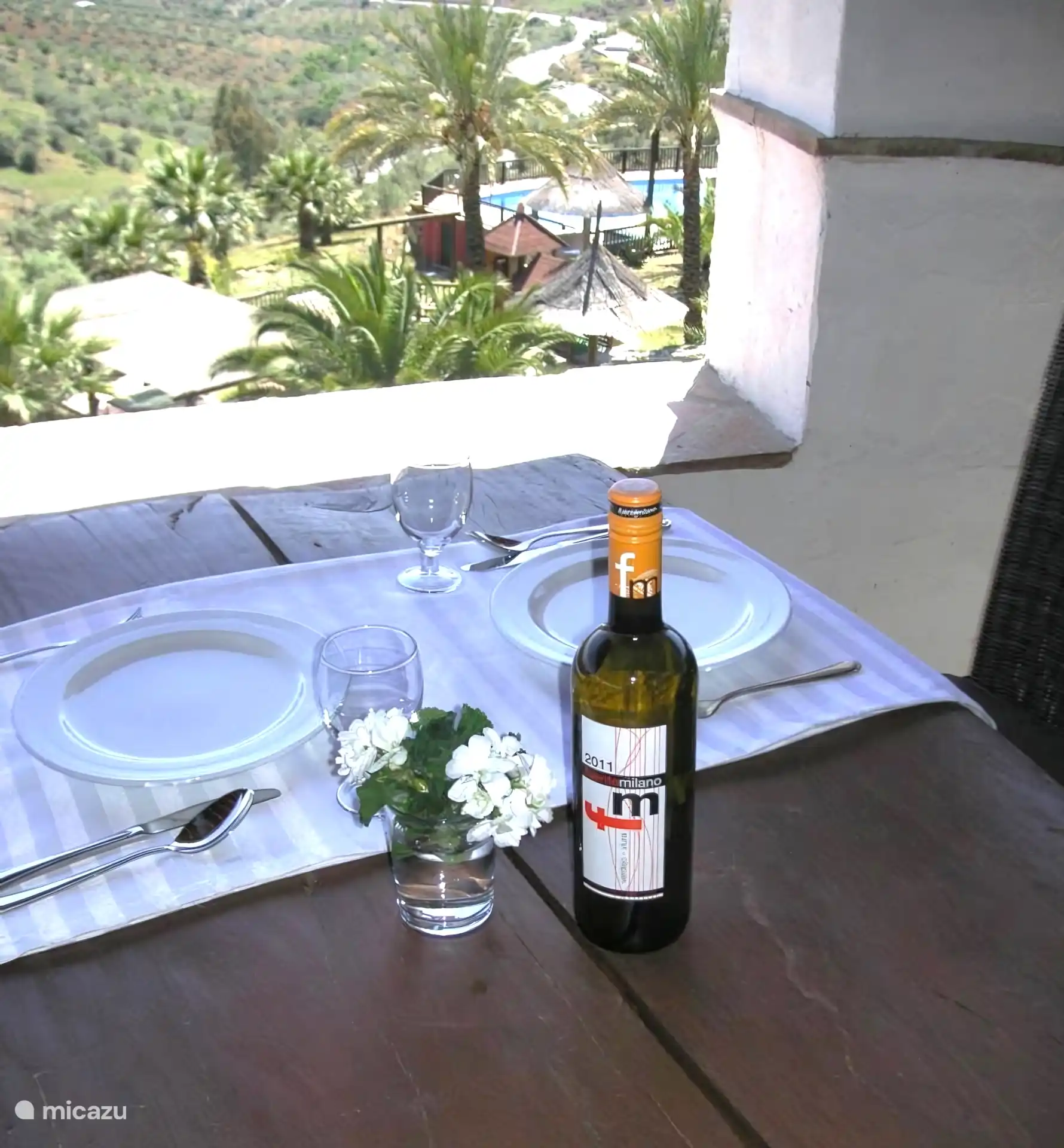 Con reserva cocinamos para nuestros huéspedes, normalmente en temporada, pero también bajo petición en invierno en nuestro restaurante interior. También divertidas noches temáticas. La terraza de la barbacoa tiene unas vistas espectaculares de la Costa del Sol