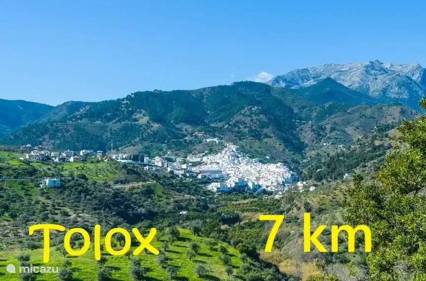Estamos justo en el límite de los pueblos de Alozaina y Tolox, auténticos pueblos andaluces con agradables bares y restaurantes a pocos km.