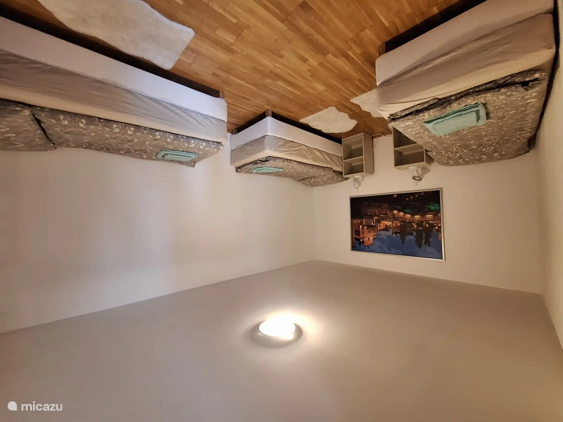 Dormitorio con tres camas individuales y armario abierto