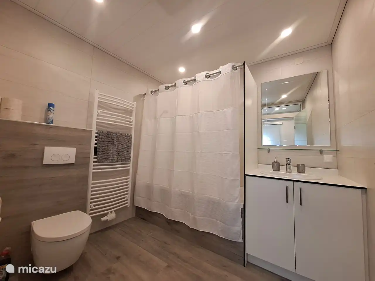 Puedes ver por qué estamos muy orgullosos de este baño nuevo, moderno y espacioso.
