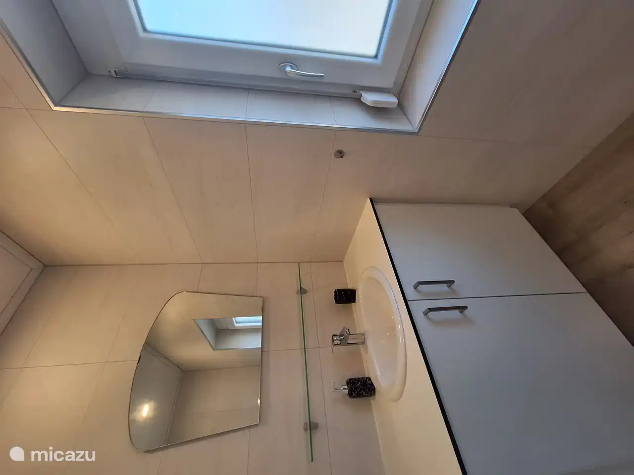 El lavabo del inodoro permite que varias personas se cepillen los dientes al mismo tiempo ;-)