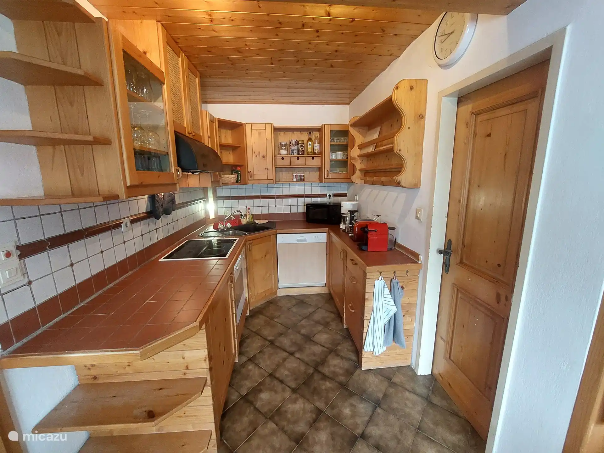 Cocina totalmente equipada con vitrocerámica eléctrica, horno, microondas, lavavajillas, cafetera, cafetera Nespresso, hervidor eléctrico y tostadora.