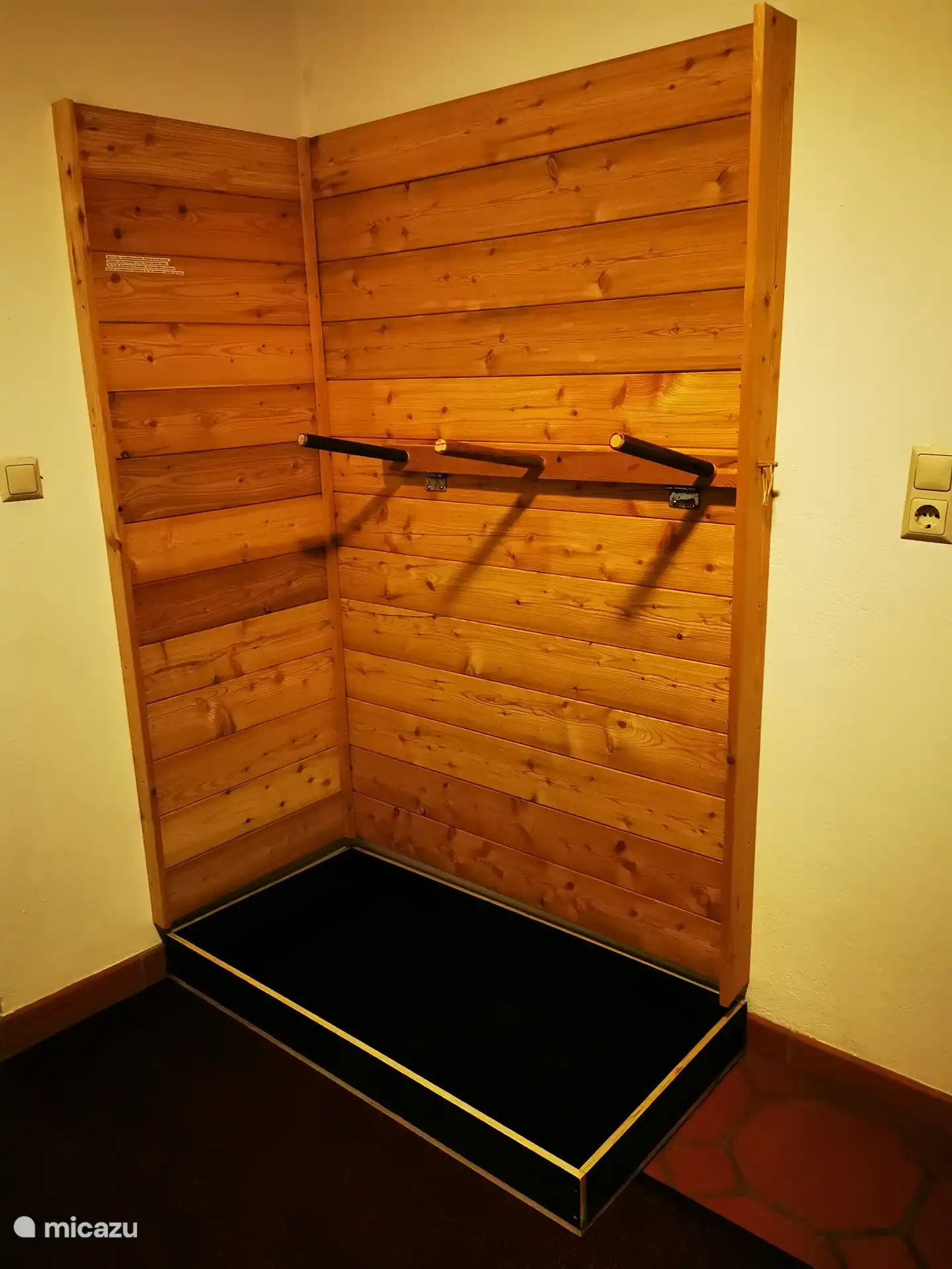 Espacio para esquís y tablas de snowboard, en verano para bicicletas.