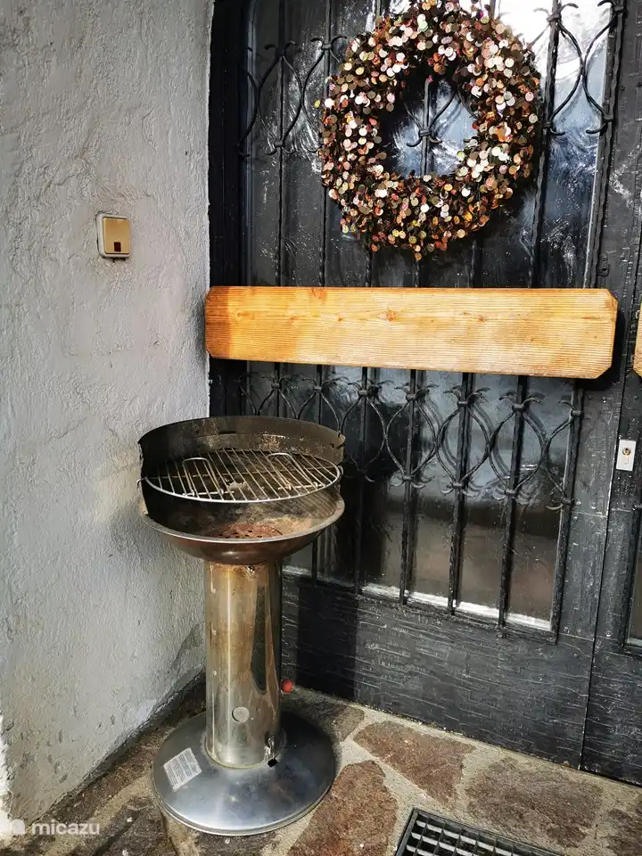 Una parrilla de carbón de acero inoxidable está disponible tanto en verano como en invierno.