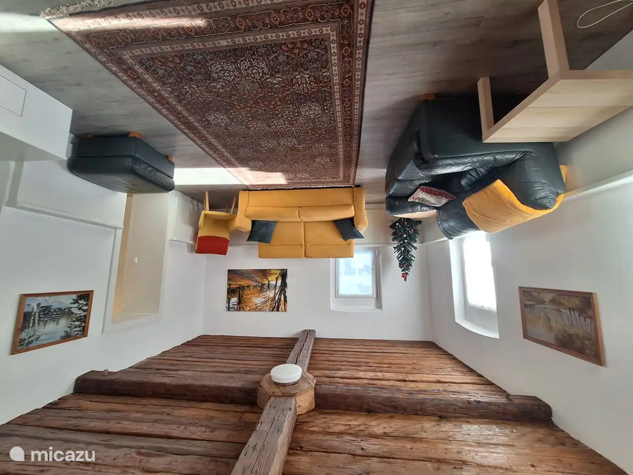 La espaciosa sala de estar tiene un cómodo sofá plegable italiano