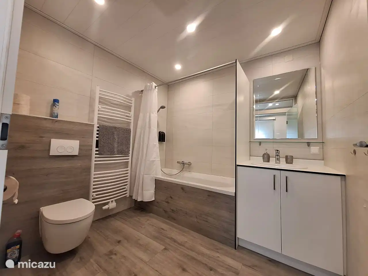 El nuevo cuarto de baño también cuenta con un inodoro y una ducha con grifo termostático y bañera.