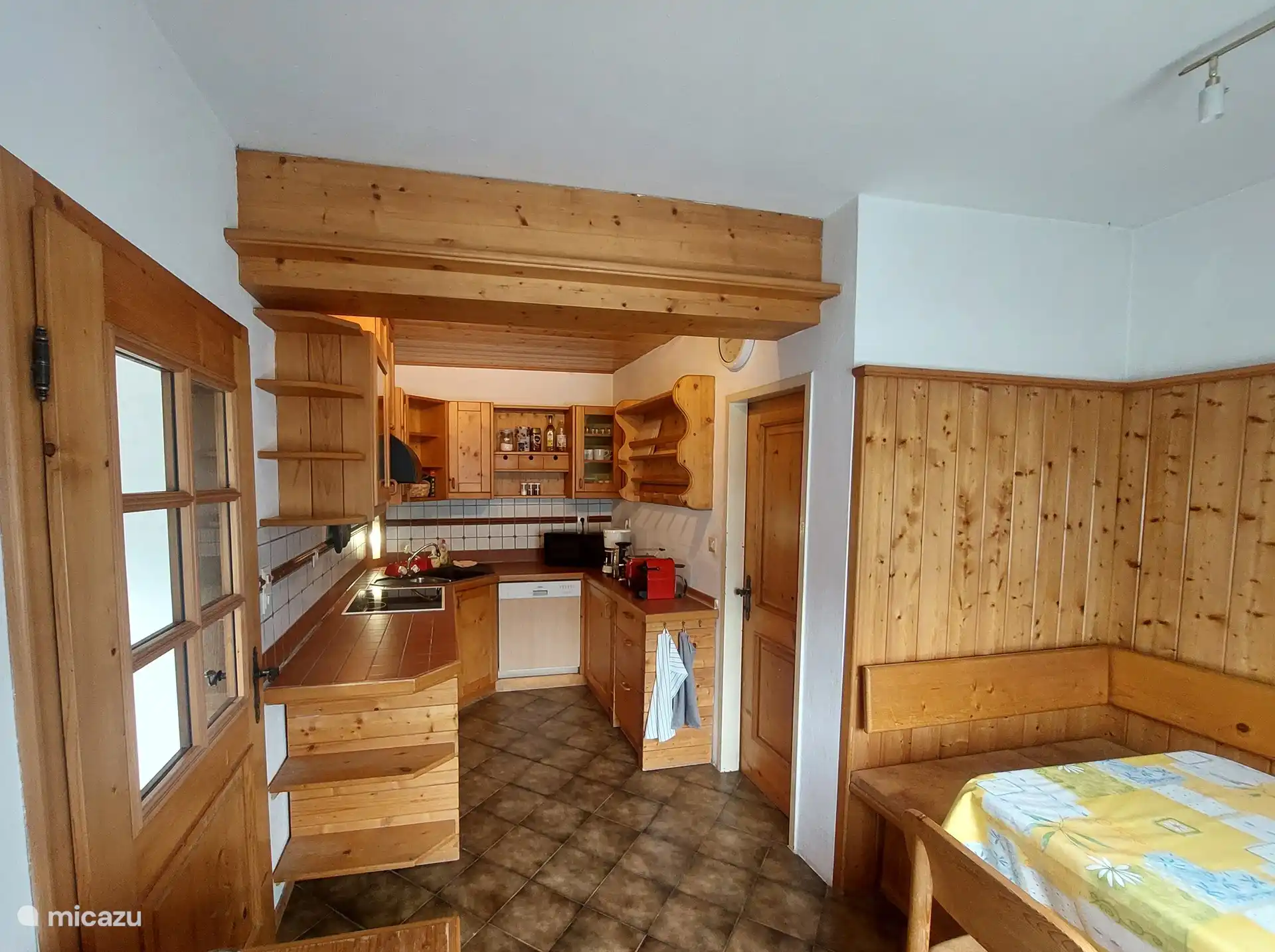 Cocina totalmente equipada con lavavajillas, cafetera, cafetera Nespresso, hervidor eléctrico y tostadora