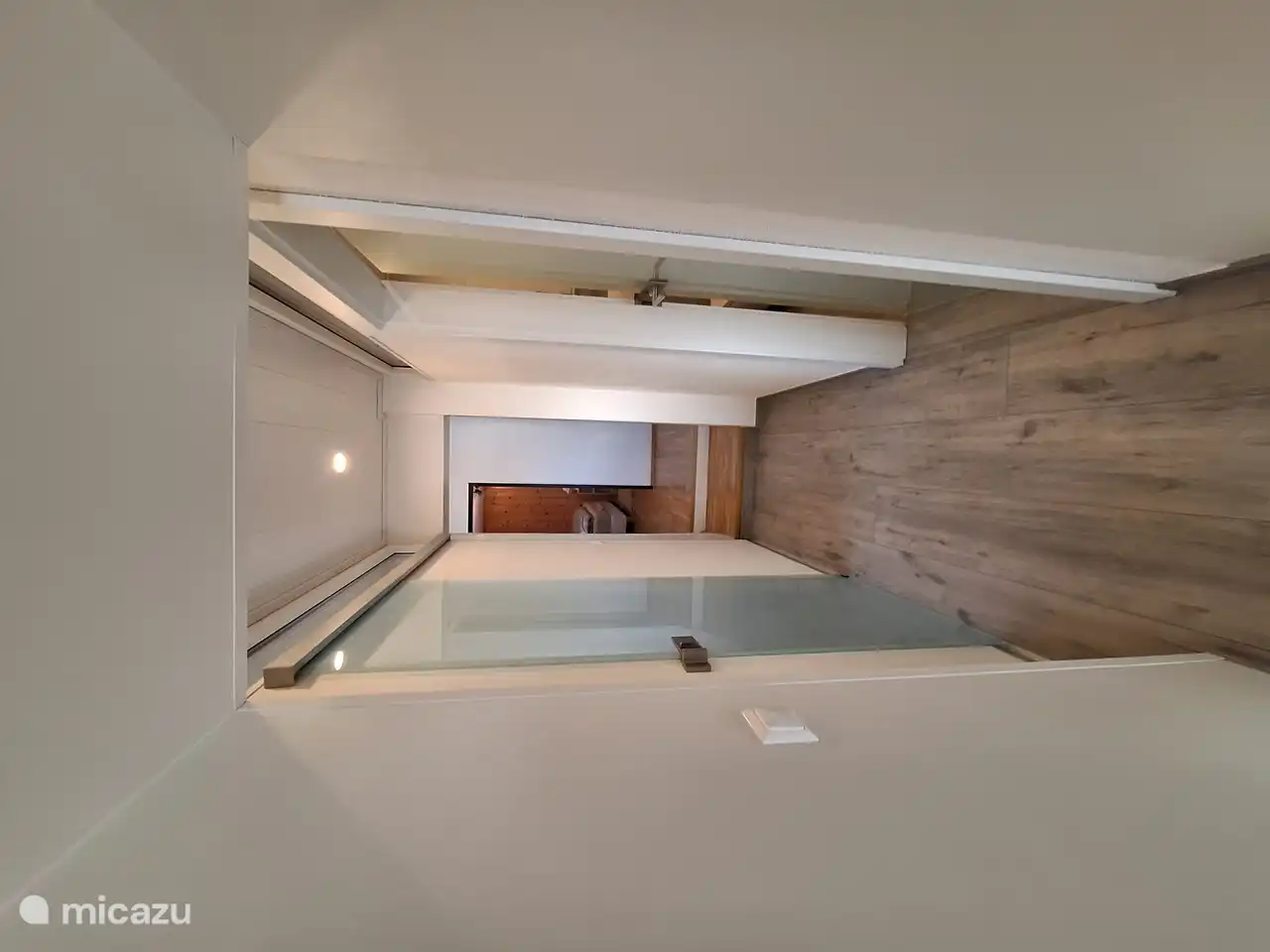 El pasillo a los dormitorios. El baño está a la izquierda y el baño a la derecha.