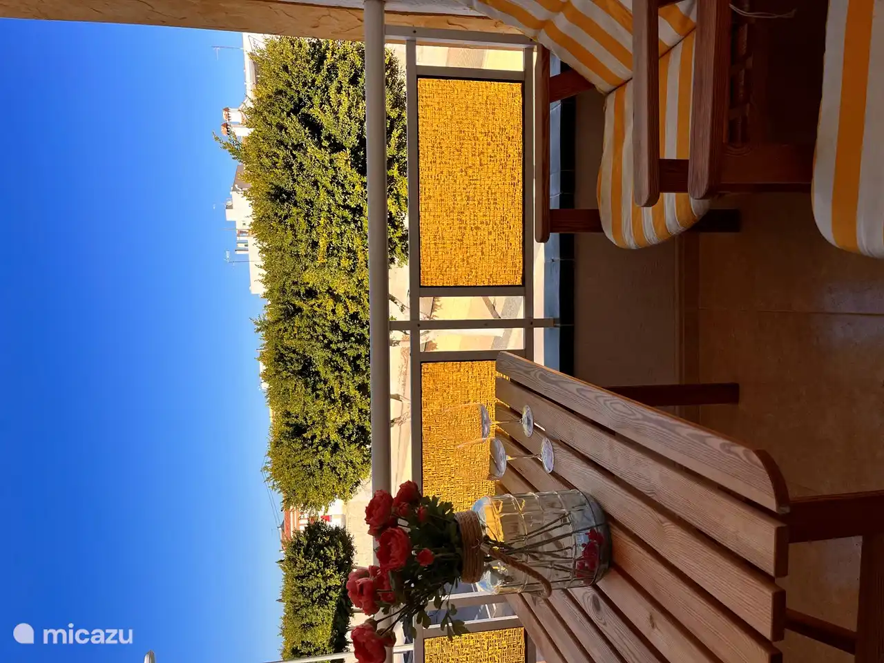 die Terrasse direkt neben dem Wohnzimmer