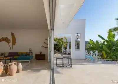 genieten van het grote terras aan het huis