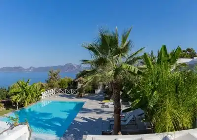 overzicht over het zwembad met in de verte Oludeniz