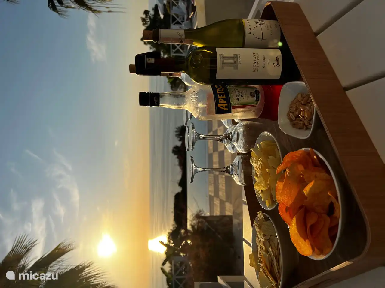 prachtige zonsondergang aan het zwembad