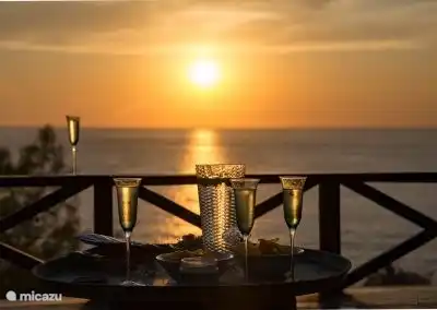 heerlijk een glaasje drinken op het terrasje dicht bij de zee