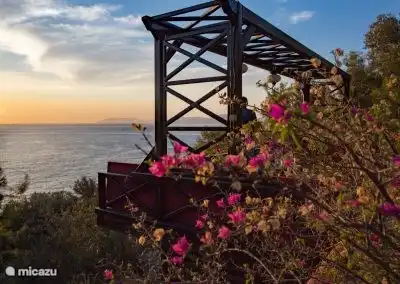 heerlijk genieten van zonsondergang en het geluid van de zee