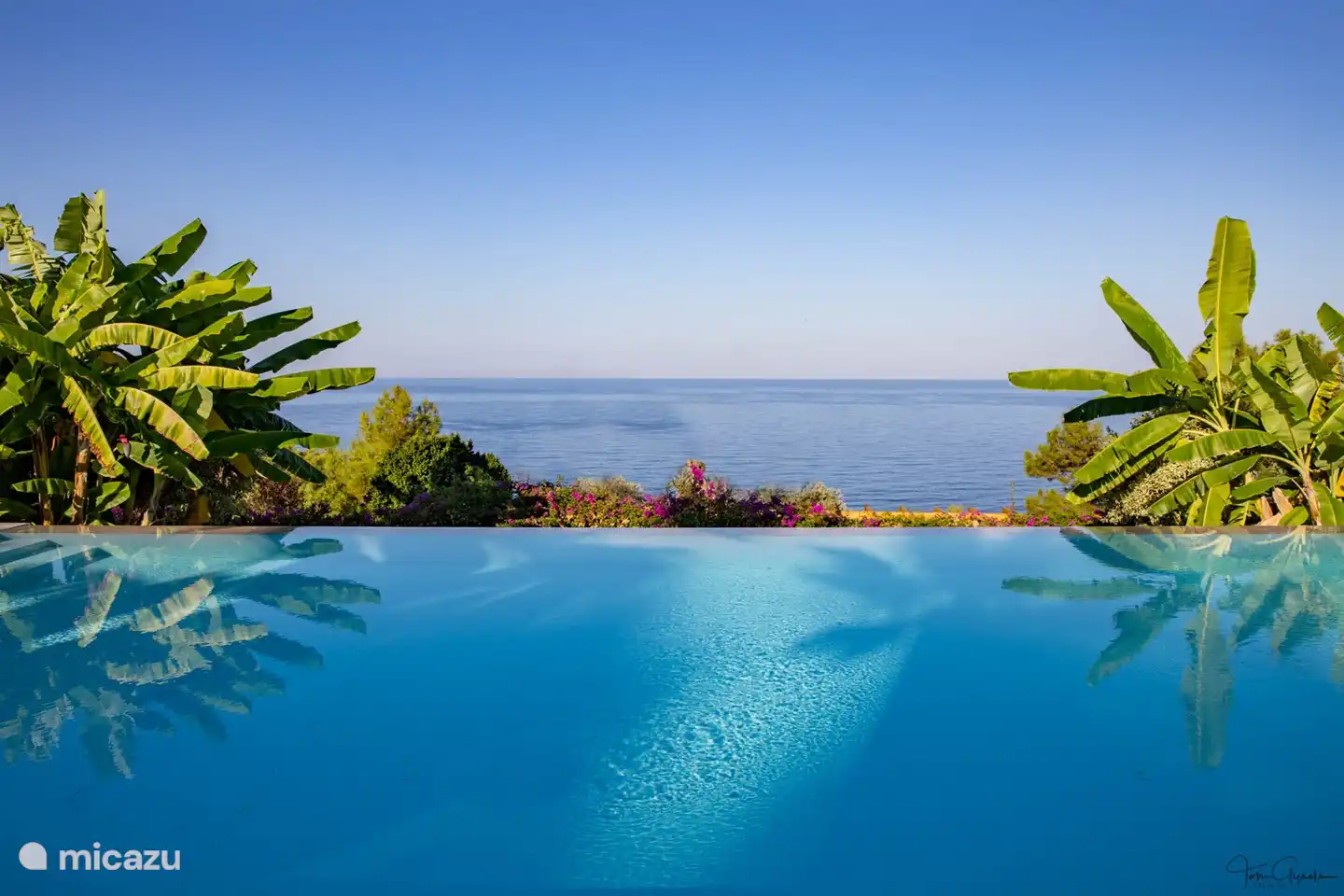 heerlijk buiten genieten van het grote overloop zwembad