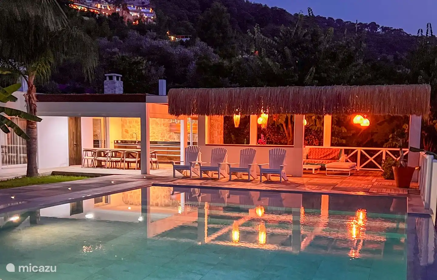 zonsondergang aan zwembad en de bar